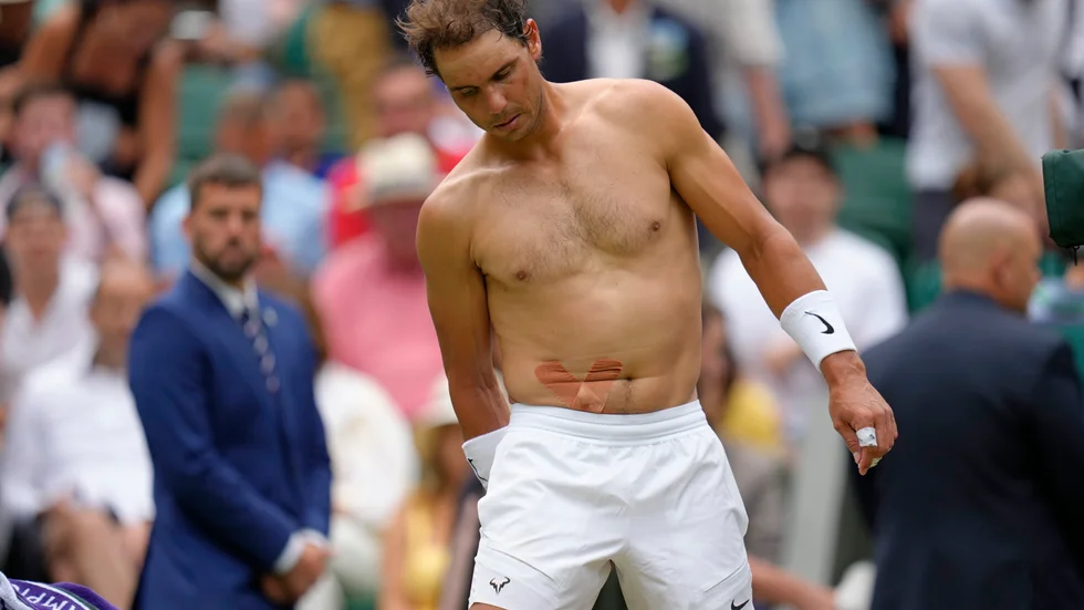 Rafael Nadal var tejpad under Wimbledons kvartsfinal förra månaden.