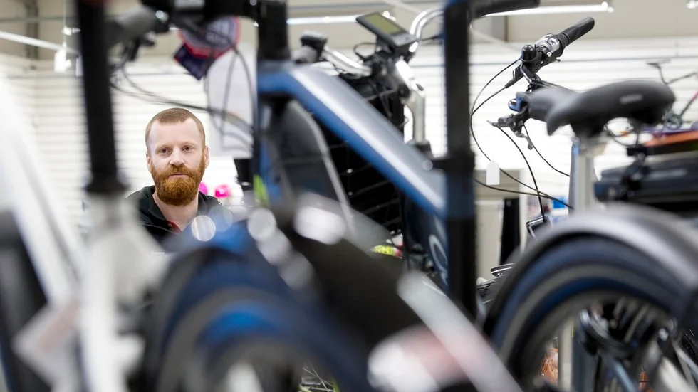Elcykeln trendar. 2017 blev den årets julklapp och efter regeringens elcykelpremie har antalet sålda elcyklar skjutit i höjden. För cykelhandlaren Jimmy Bjöörn har januari redan bjudit på en rekordstart.