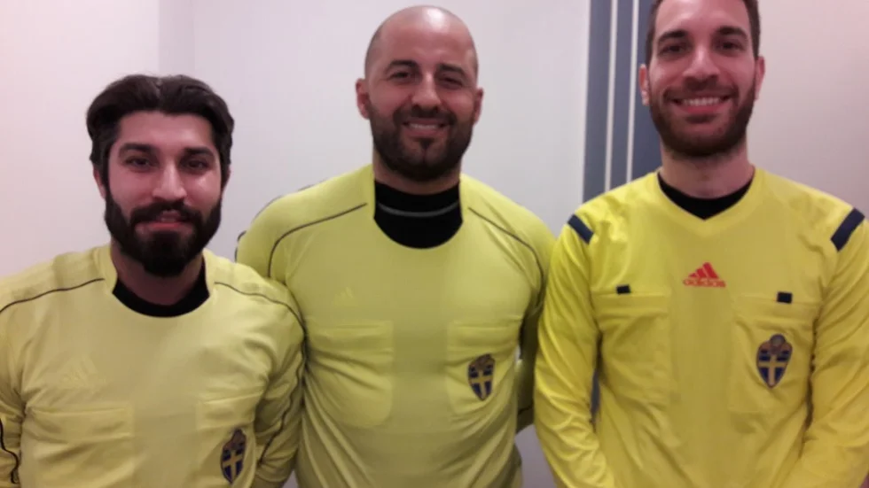 Somliga tar på sig partydressen och drar ut i krogvimlet så fort det vankas helg - men icke Eskilstunatrion Chiya Kasili, Omid Abdulla och Stapheen Sadllah - de klär sig i domardress och ser till att fotbollsmatcher kan spelas under ordnade former. I fredags skötte herrarna sitt uppdrag med den äran på Åsborgen.