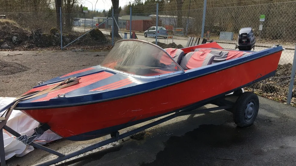 Minns ni båten som hittades övergiven på en parkeringsplats? Nu har den rätte ägaren fått tillbaka båten igen.