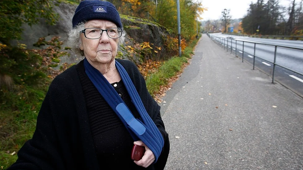 För tre veckor sedan blev Erna Pettersson påkörd bakifrån av en cyklist på gång- och cykelvägen på Nybyvägen.
