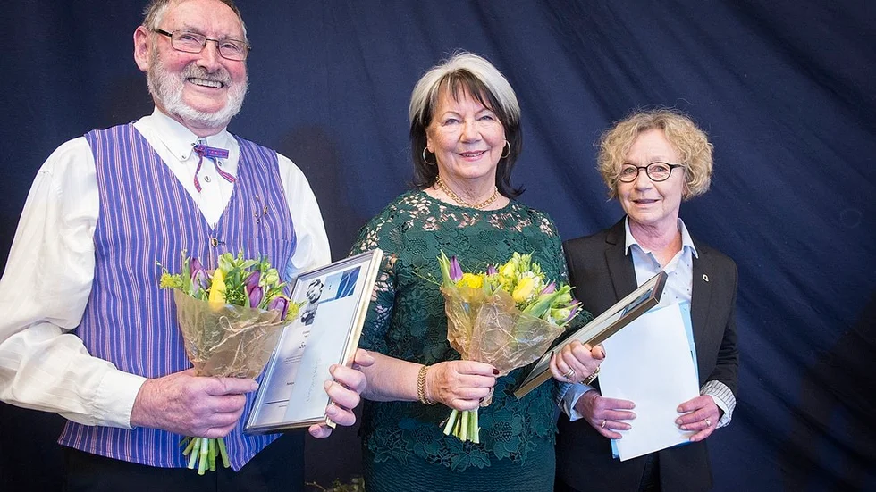 Årets eldsjälar Sven Eriksson och Monica Bengtsson, tillsammans med prisutdelaren Eva Sjöström (M) andre vice ordförande i kultur- och fritidsnämnden.