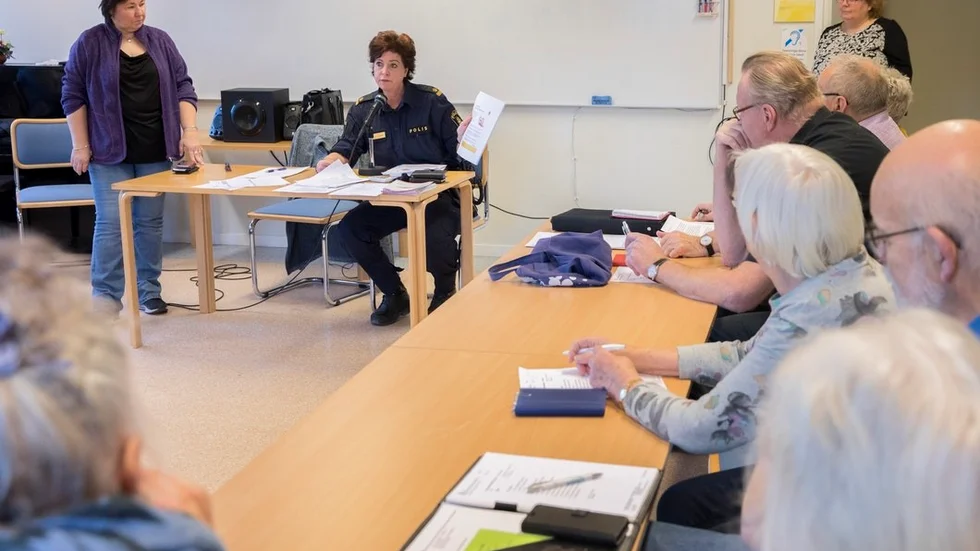 Maria Ekengren, områdespolis i Katrineholm, berättade för åhörare i Pensionärernas hus om vad man kan göra för att inte bli drabbad av bedrägerier.