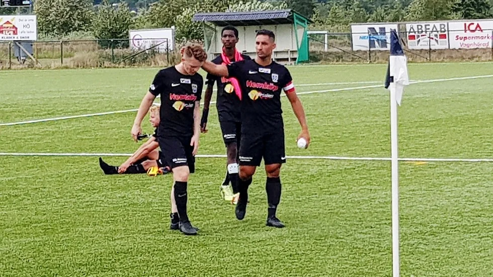 David Durmaz (till höger) fick en serietidningsdebut i Trosa Vagnhärad. 1–0-segern hemma mot Järla kom till efter att han själv gjort segermålet i sista ordinarie spelminuten. Men framför allt ska han styra och ställa i division 3-lagets defensiva led – kanske i ett superrutinerat mittbackspar med kompisen Rabi Elia.