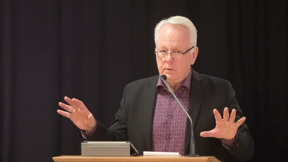 Lagtexten om motionssvar inom ett år är inget absolut krav, heter det i Dahlströms svar på Thomas Seligs (V) interpellation i fullmäktige.