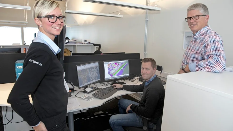 Sofia Lundborg, vd, Nicklas Johansson, konstruktör och platschefen Kent Skytt med ritningarna av äldreboendet Duvegården på bildskärmarna.
