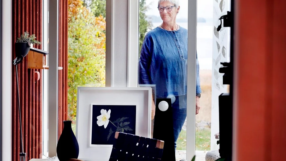 Kerstin Tenning, ordförande i Torshälla konstförening, berättar om konstloppisen som arrangeras i Toyotas bilhall i Eskilstuna den 26 och 27 januari.