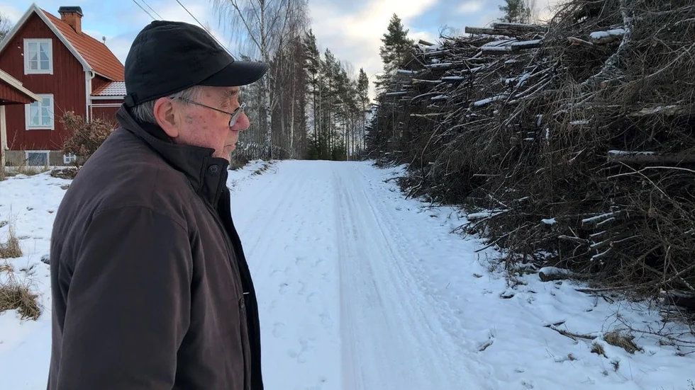 – Jag som privatperson får inte ens sätta ihop en valborgsmässohög utan tillstånd men det här enorma risberget får klartecken, säger Birger Johansson och skakar på huvudet.