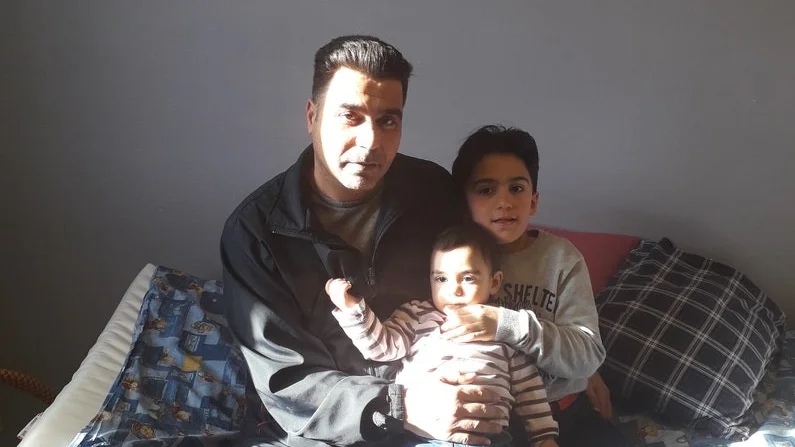 Ayman Alfalh vill skapa ett nytt och tryggt liv för sin familj. Men han upplever att utanförskapet är svårt att bryta.