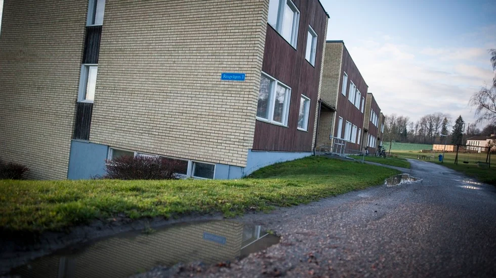 Hyresgästerna på Ringvägen 1 i Malmköping har flera gånger framfört klagomål på byggnadernas bristfälliga underhåll.