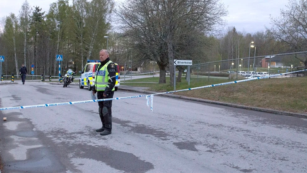 Klockan 20:19 den 14 maj 2017 blir polisen kallad till Östra skolan i Katrineholm efter en skottlossning.