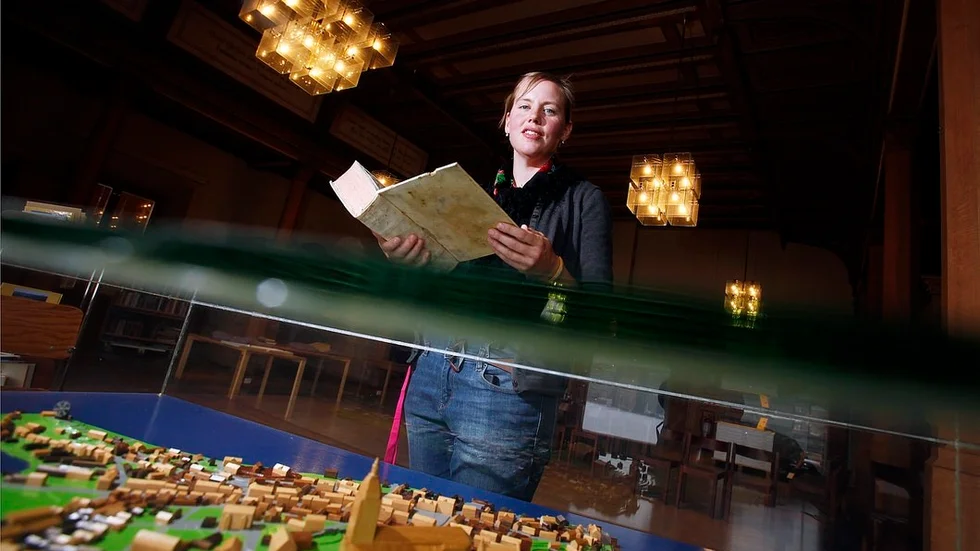 Elin Andersson, bibliotekarie och bokpedagog på Roggebiblioteket och domkyrkobiblioteket.
