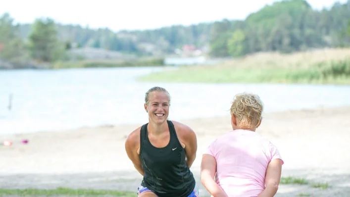 – Stretching är extra viktigt om du inte är van att träna, men även för de som tränar mycket så att det inte blir några skador, säger Emeli.