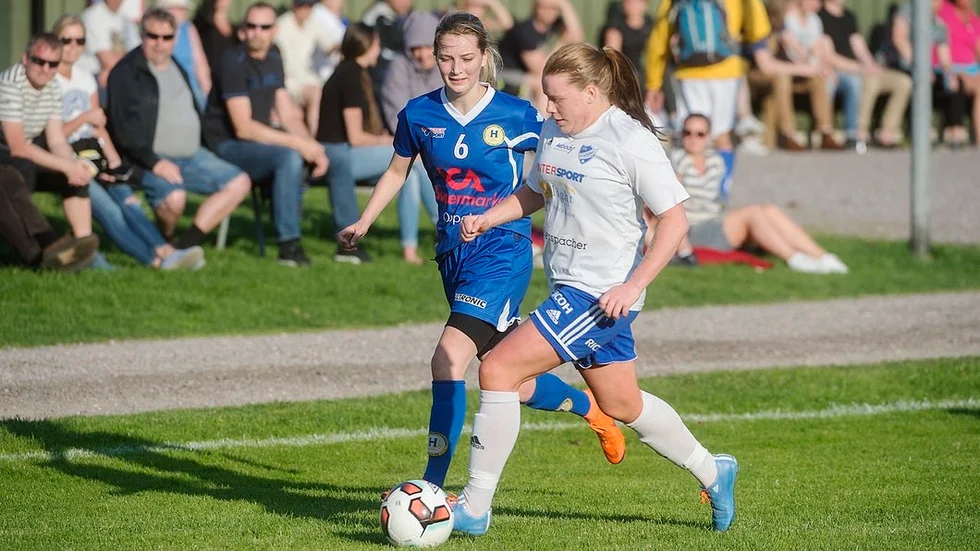 Hargs Michaela Eriksson (i blått) i kamp med IFK:s Ronja Gustafsson.