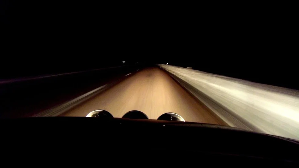 Flera bilister larmade under natten om att de kört på stenmaterial längs E20 i höjd med Läggesta. Arkivbild.