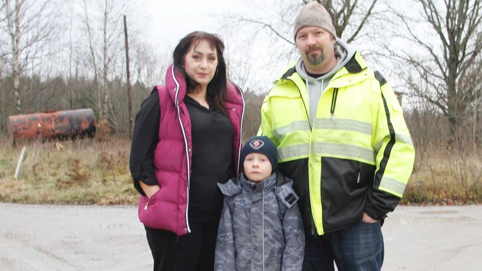 Här kommer det inte längre någon buss och hämtar Dominic Willén, 7 år. Det bekymrar mamma Therese Willén och pappa Björn Willén.