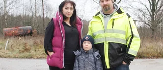 Trebarnsfamilj berövad på busshållplats: "Landsbygden blir överkörd"