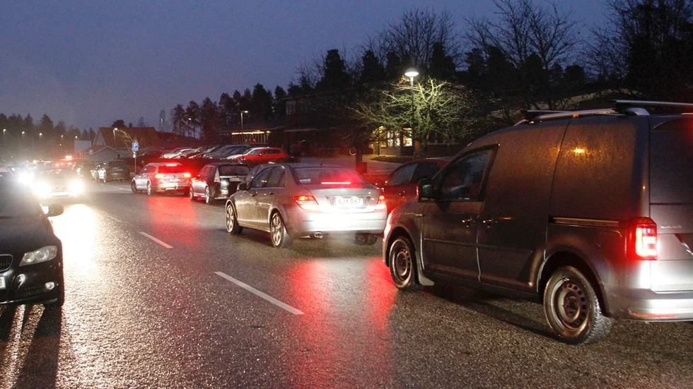 Börjar med att införa stoppförbudpå den norra sidan av Brunnsvägen mellan 07.00 och 09.00. Här är den allra största trafikfaran, skriver "Finningeplaneraren". Foto: Lars Kihlström.