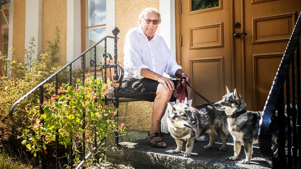 Ulric Celsing tillsammans med sina hundar Atle och Vilda.