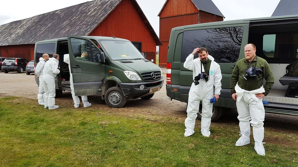 Hemvärnssoldaterna använde sig av speciella skyddskläder och masker.