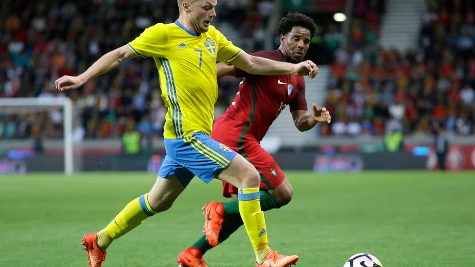 Sebastian Larsson startade centralt på mittfältet i den senaste landskampen mot Portugal den 28 mars. Blågult vann i Madeira mot europamästarna med 3–2 efter ett självmål på tilläggstid.