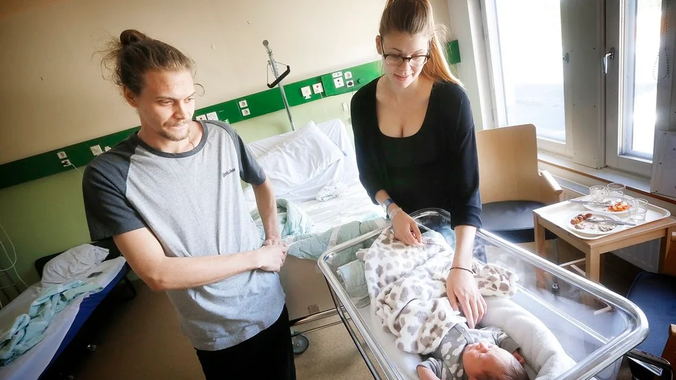 Nyblivna föräldrarna Andreas Lindblom och Erica Adolfsson är nöjda med omhändertagandet på Mälarsjukhuset när lille Hugo föddes. Allt har gått jättesmidigt, säger de.