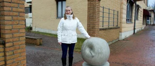 Äppleskulpturer placeras nu ut