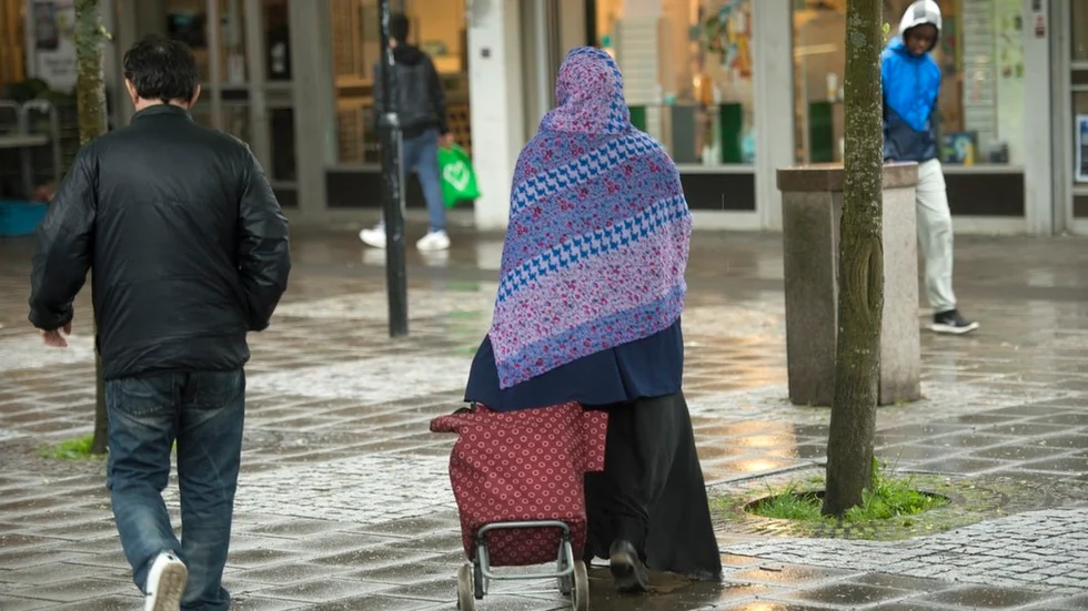 Det finns ett antal bärande faktorer som är ett måste för att integrationen ska fungera. En är att I Sverige har kvinnor samma rättigheter som män, skriver Fredrik Lundgren (L). FOTO: FREDRIK SANDBERG/TT
