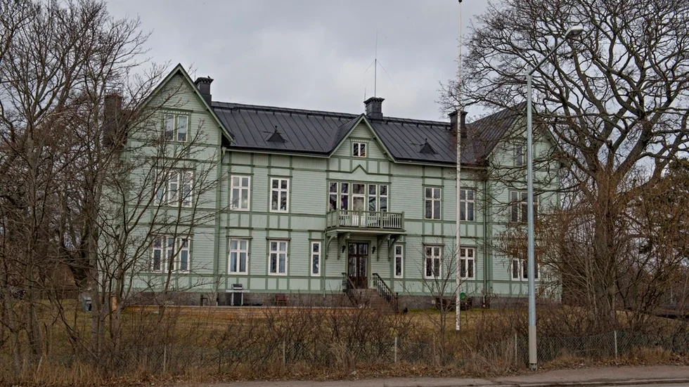 Thams villa är ett av Oxelösunds mest kända hus och är svår att missa för de som anländer till Oxelösund genom sitt läge där motorvägen slutar med utsikt över hamnen.