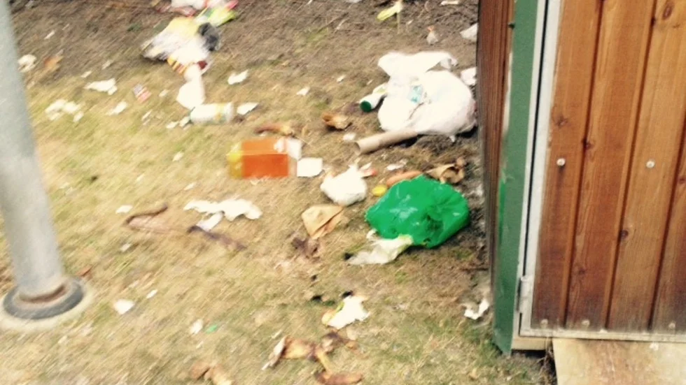 Hushållssopor bredvid sophuset fann signaturen GP på hundpromenaden.