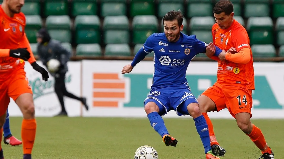Mauricio Albornoz (längst till höger) i kamp med Sundsvalls Kristinn Steindórsson under premiären i våras (förlust med 3–1) på Idrottsparken.