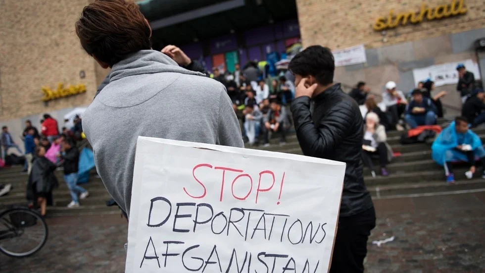 Att stoppa utvisningarna till Afghanistan – att utfärda ett så kallat moratorium – är möjligt, skriver de fyra liberalerna i sin debattartikel.