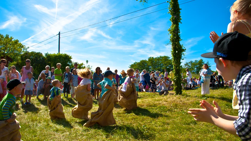 SMHI utlovar höga temperaturer under hela midsommarhelgen. " Vi kommer troligtvis tidigt hamna på över 20 grader i hela Sörmlandsregionen", säger Alexandra Ohlsson, meteorolog. 