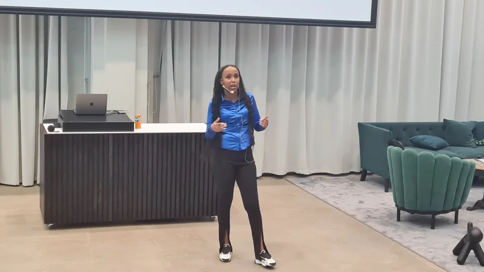 "Nu gör jag en egen kortfilm och har ett eget företag. Till hösten har jag sökt in till scenskolan, jag vill satsa på teater", säger Ayaan Ahmed.