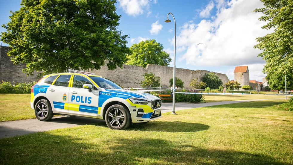 Polisen spärrade under måndagseftermiddagen av ett område mellan busstationen och Skolportsgatan i Visby.