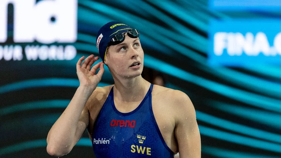 Sophie Hansson tog sig enkelt vidare till semifinal på 100 meter bröstsim, trots tekniska missar.