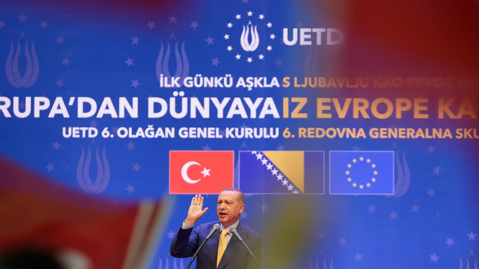"Turkiets Recep Tayyip Erdogan har stor nytta av att förlama Sveriges och Finlands Natoprocess. Som president i Turkiet är han ifrågasatt, särskilt efter landets pågående ekonomiska misslyckande som han personligen har orsakat".