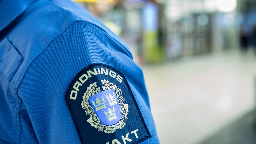 Vårt förslag innebär dock inte att ordningsvakter ska leka poliser, det är normalt inte ordningsvakters uppgift. Däremot borde de fungera som ett komplement till polisen när det är tydligt att polisens resurser inte räcker till, skriver debattörerna.
