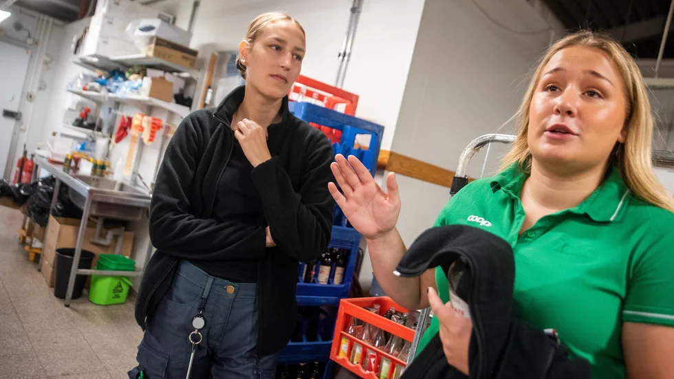 Isabelle Larsson Trygg, till höger, jobbade i kassan på Bergslagshallen och var den första personen som drabbades. Malou Goding var den sista att lämna butiken. 