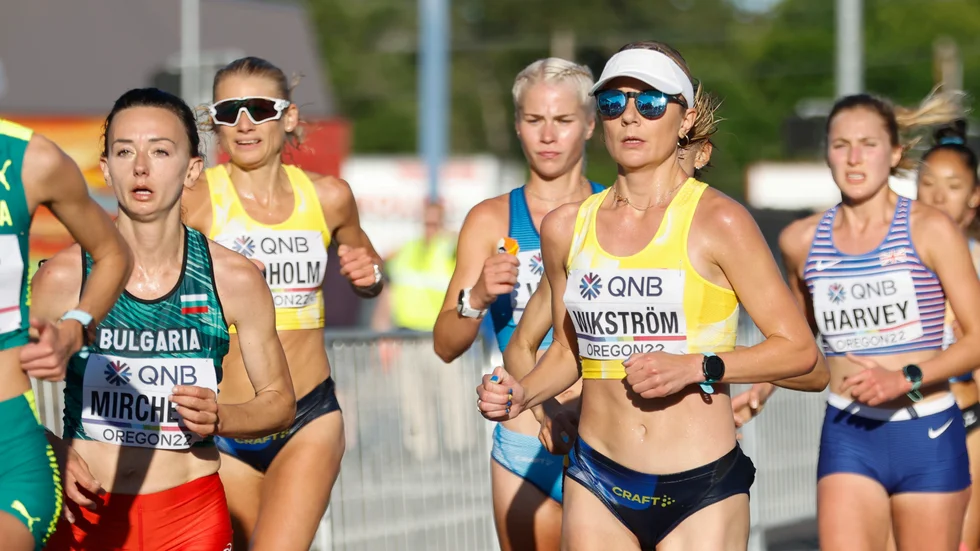 Sveriges Hanna Lindholm (tv) och Carolina Wikström (th) i damernas maraton under friidrotts-VM i Eugene, USA.