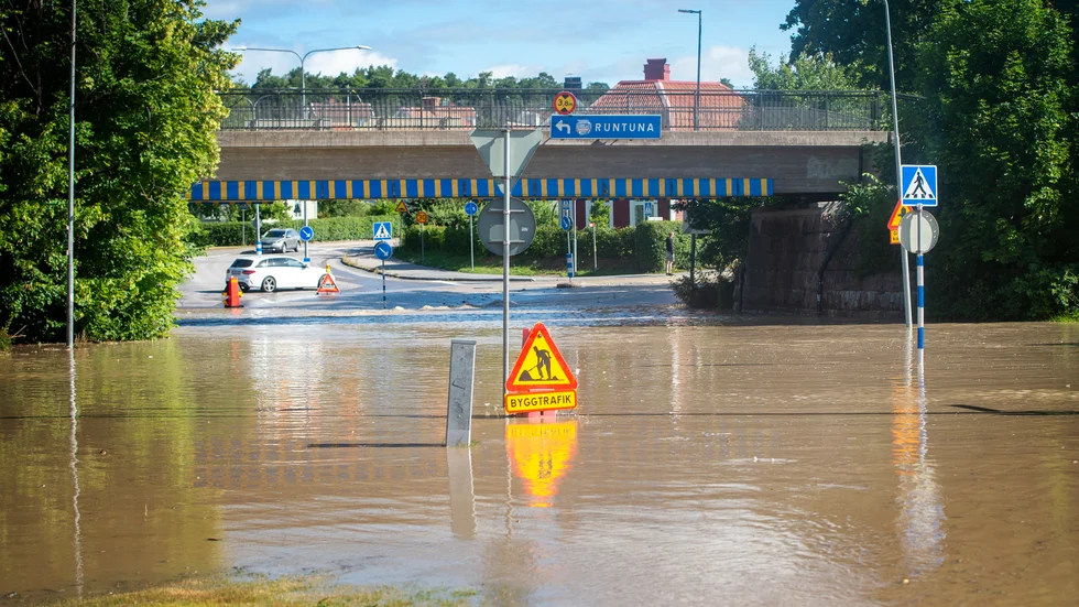Under viadukten vid rondellen är vattennivåerna så pass höga att vägen har stängts av helt.