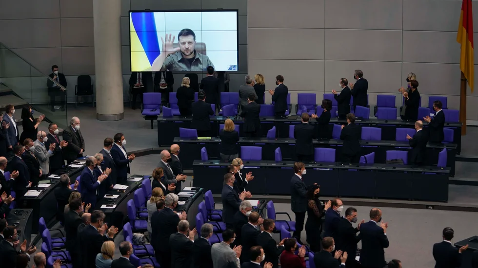 Ukrainas president Volodymyr Zelenskyj får stående applåder efter ett tal till den tyska förbundsdagen i mars.