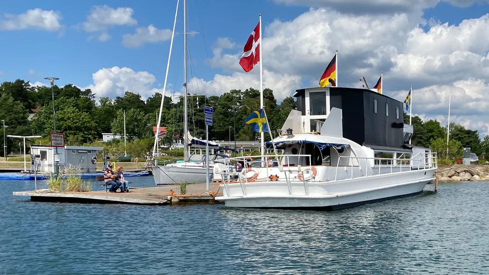 Restaurangbåten M/S Sandskär har legat vid Läget i Oxelösund ett par somrar. Nu måste företaget bakom betala en sanktionsavgift för att en kökscontainer stod kvar för länge förra året. Arkivbild