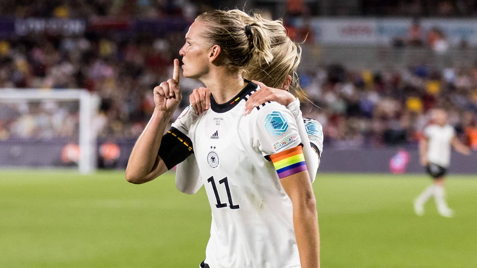 Tysklands Alexandra Popp punkterade EM-kvartsfinalen mot Österrike och valde då att hyscha motståndarlagets målvakt Manuela Zinsberger.