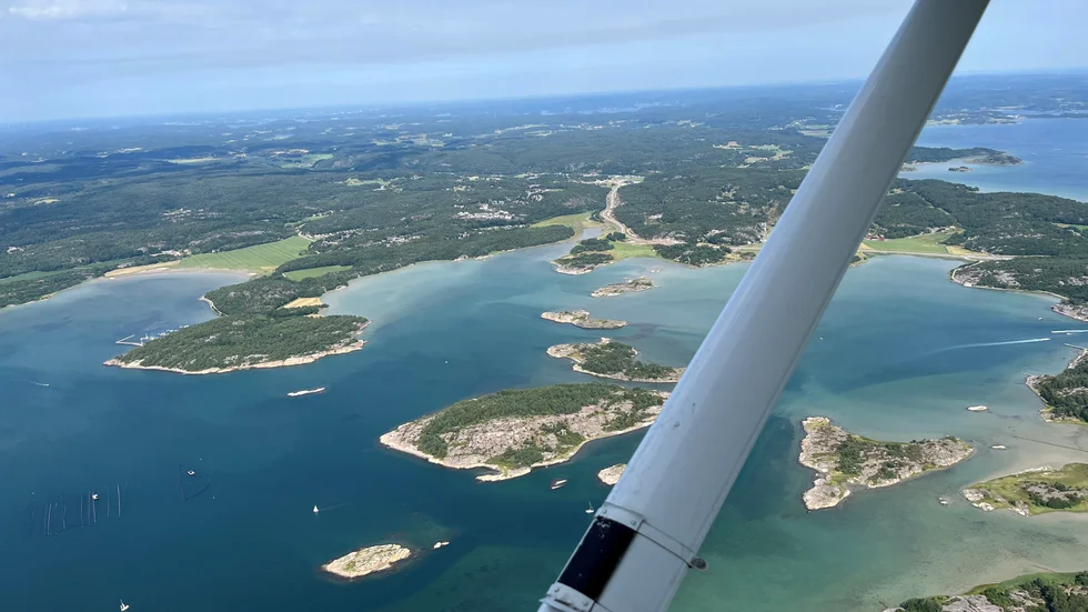 Brandflygarna spanar över Stigfjorden i södra Bohuslän.