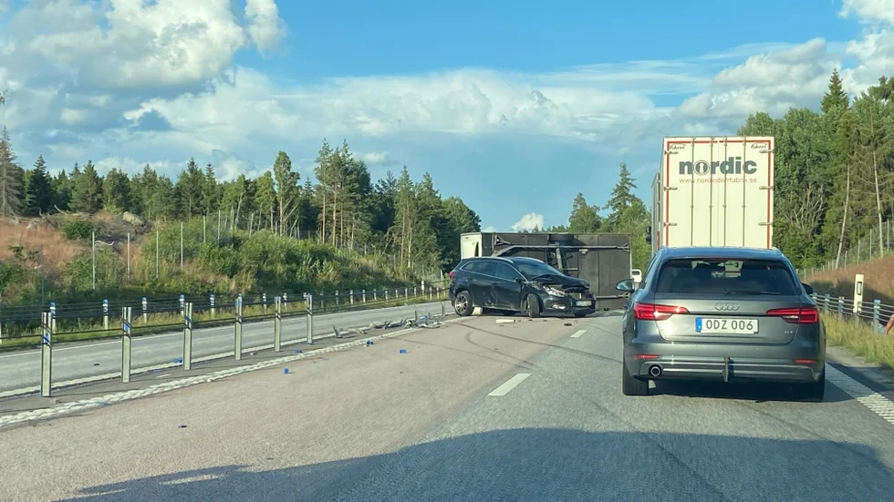 En personbil med husvagn har körde in i vajerräcket, varpå husvagnen vält och orsakat trafikproblem. 