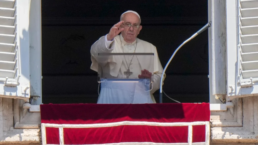 Påven välsignar människorna på Sankt Petersplatsen i Vatikanen efter söndagens Angelus-bön.
