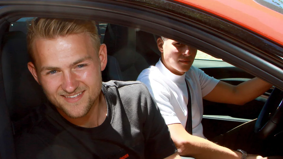 Matthijs de Ligt ansluter till Bayern München efter att ha skrivit på för fem år.