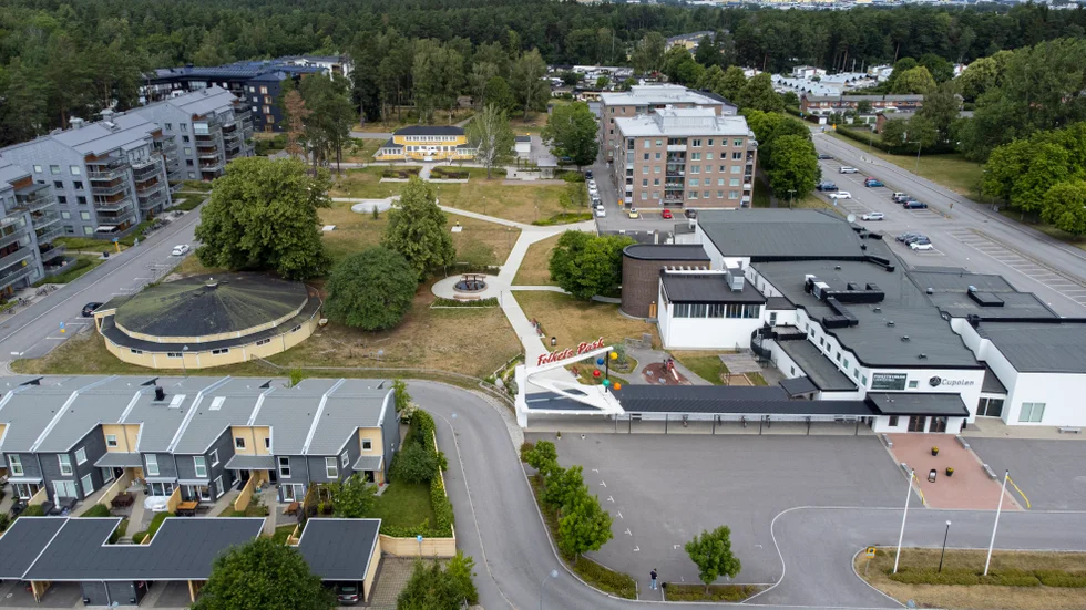 Pingstkyrkan köpte Cupolen 2014. Nu vill församlingen bygga drygt 200 bostäder på marken runtom. Till vänster i bild syns den rivningshotade dansrotundan. 