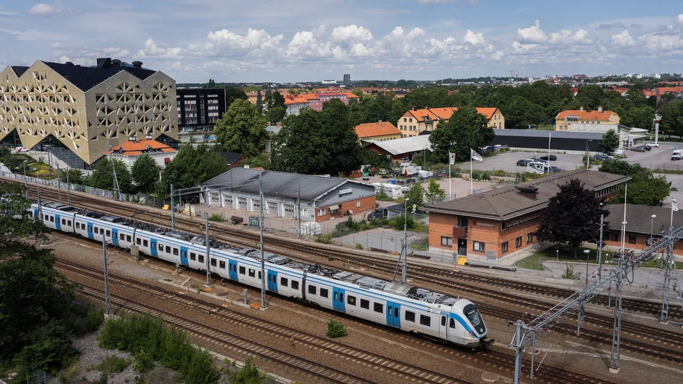Det kan vara svårt att planera långt i förväg vilket av pendeltågen man ska ta hem från ett event i Stockholm, menar insändarskribenten. Därför föreslår han att biljetten ska ha längre giltighetstid.